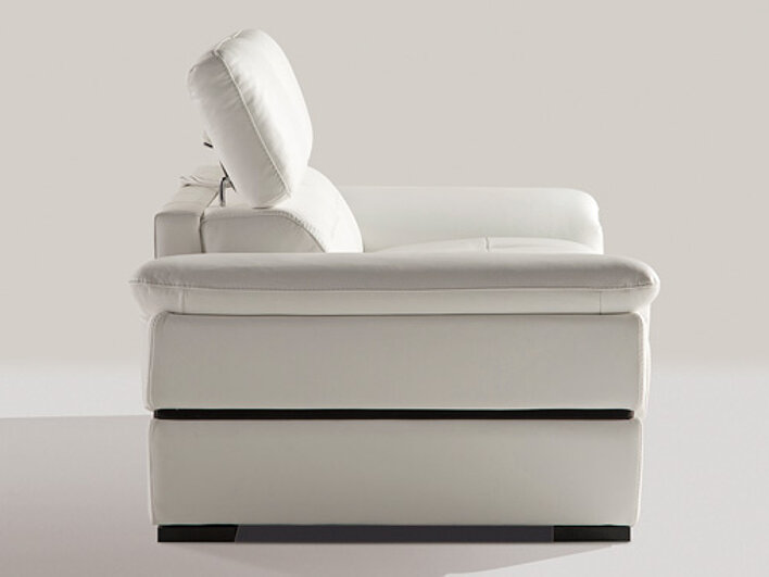 Bela kožna sofa Sandro, prikazana sa boka na svetloj pozadini
