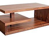 [Translate to English:] Elegantan sto sa pet komada masivnih drvenih ploča koji poprima formu nesvakidašnjeg komada nameštaja.