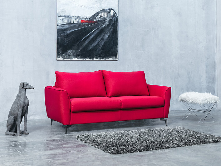 Kožna sofa Tim, crvene boje u modernom crno belo sivom ambijentu