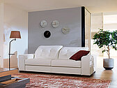 Sofa Bogota, bela koža sa bordo dekorativnim jastukom u ambijentu modernog doma