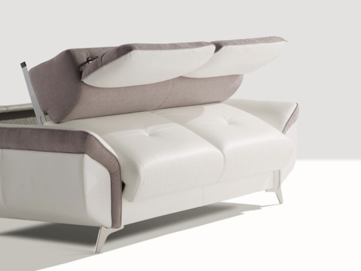 Razvlačenje sofe Sahara izrađene u nijansama sive i bele boje 
