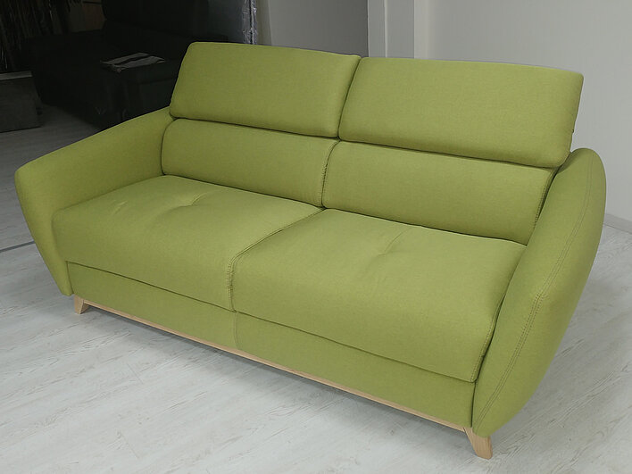 Kožna sofa Moba, zelene boje slikana iz ugla