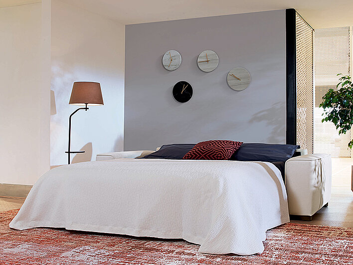 Moderna kožna sofa Bogota, bele boje, razvučena u ležaj za spavanje