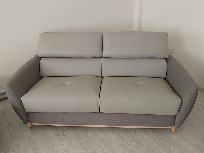 Sofa Moba izrađena u prirodnoj koži, kombinacija svetlo i tamno sive boje