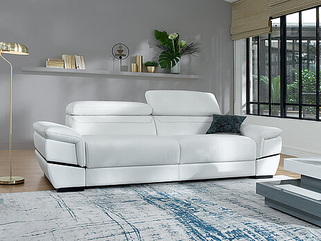 Kožna sofa Sandro, bele boje u ambijentu moderne dnevne sobe
