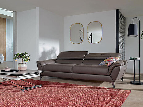 Kožna sofa Kent, braon boje u modernom ambijentu dnevne sobe