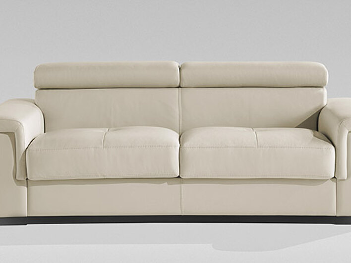 Kožna sofa Century, krem boje na belo-sivoj pozadini
