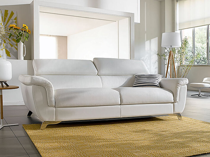 Sofa Emma, izrađena u prirodnoj beloj koži u ambijentu moderne svetle dnevne sobe