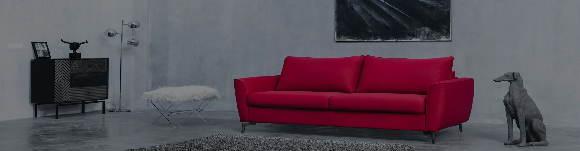 Crvena kožna sofa u modernom sivo-crnom ambijentu